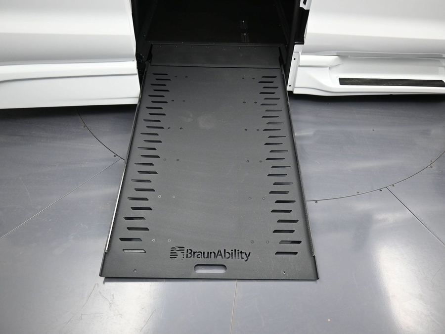 New 2025 Chrysler Pacifica Select Safety - BraunAbility Side Entry Entry In Floor Automatic Ramp