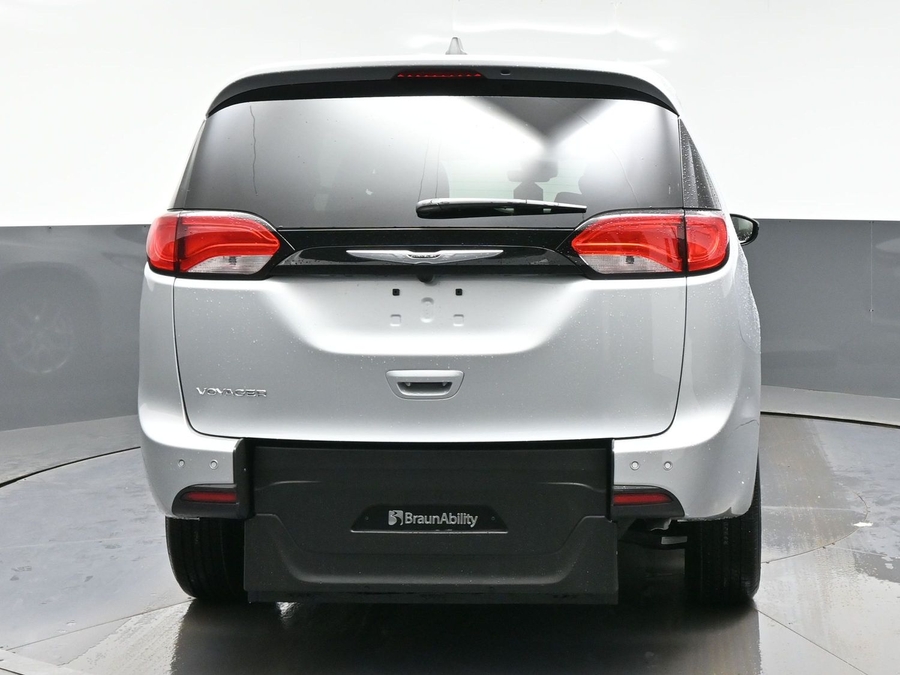 Silver Chrysler Voyager image number 5