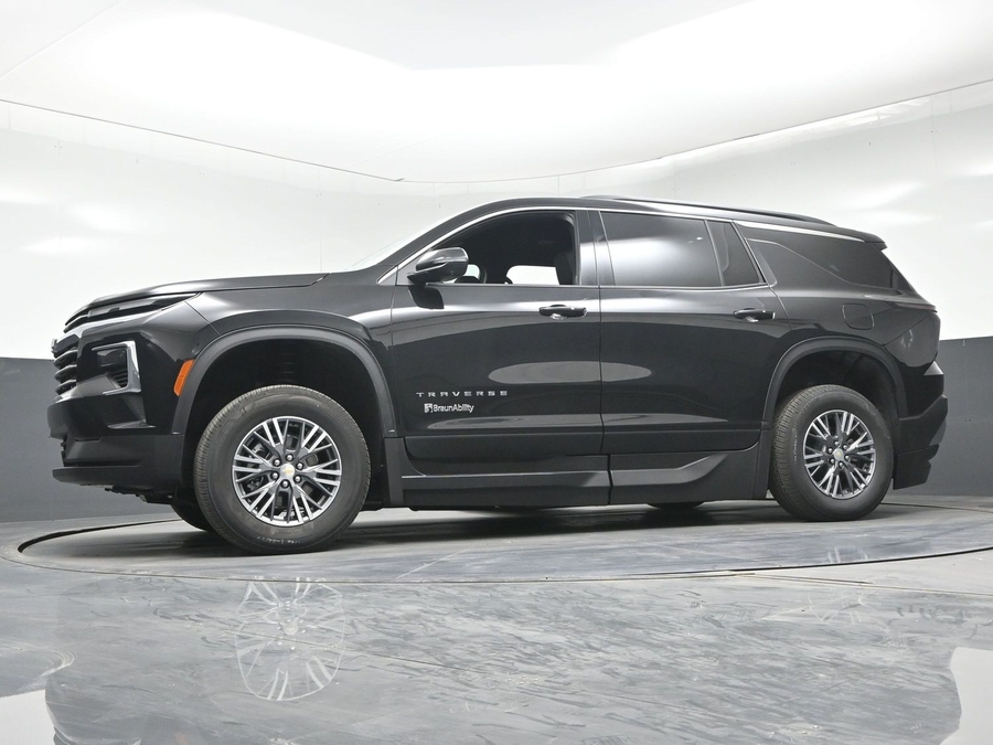 Black Chevrolet Traverse image number 18