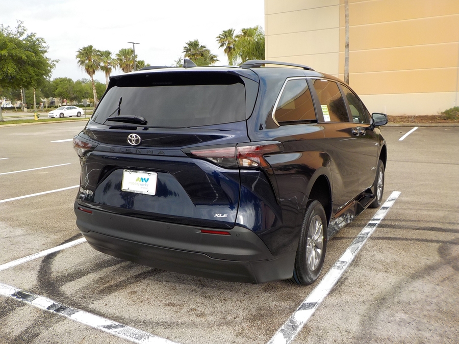 Blue Toyota Sienna image number 29