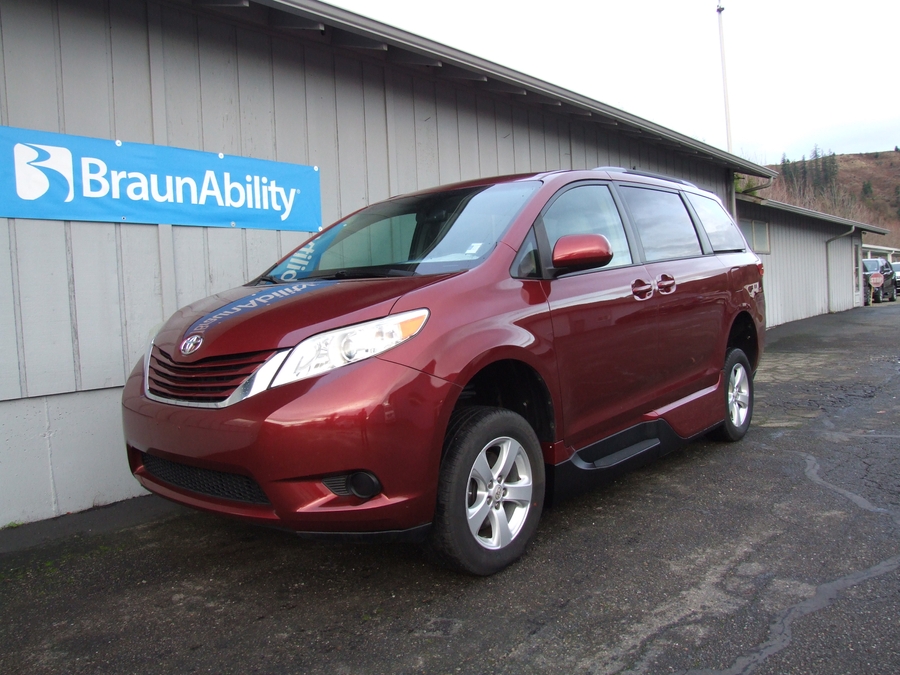 Used 2015 Toyota Sienna LE - VMI Side Entry Entry In Floor Manual Ramp