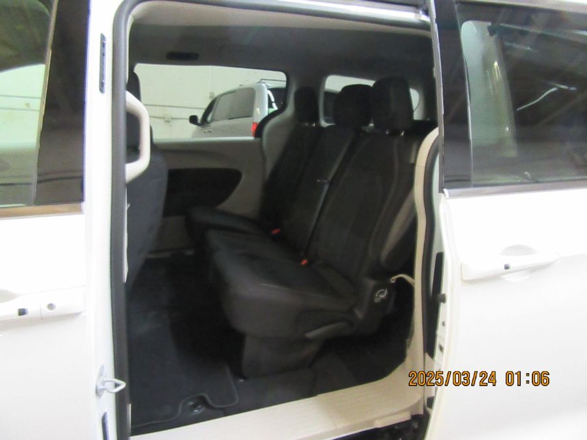 White Chrysler Voyager image number 7