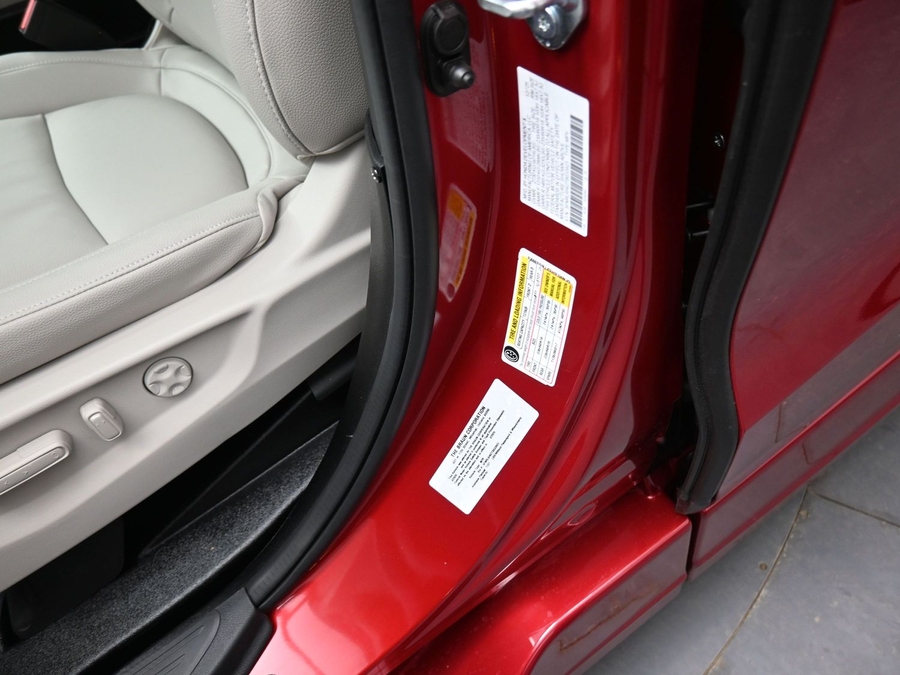 Red Honda Odyssey image number 16