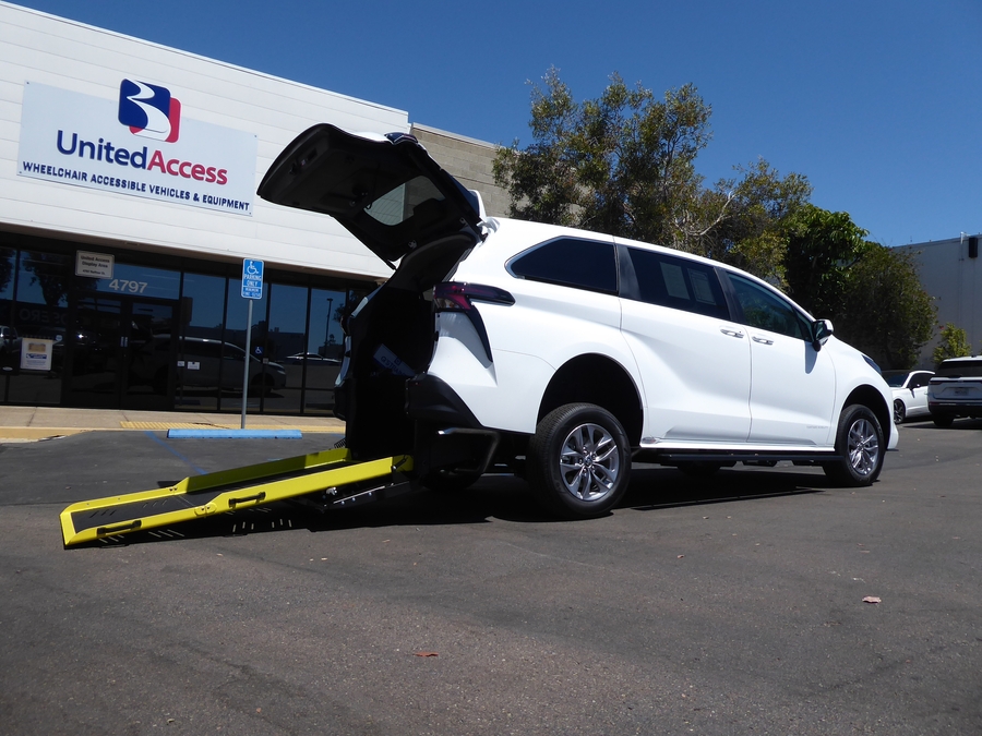 New 2026 Toyota Sienna Hybrid LE - Vantage Mobility Rear Entry Fold Out Manual Ramp
