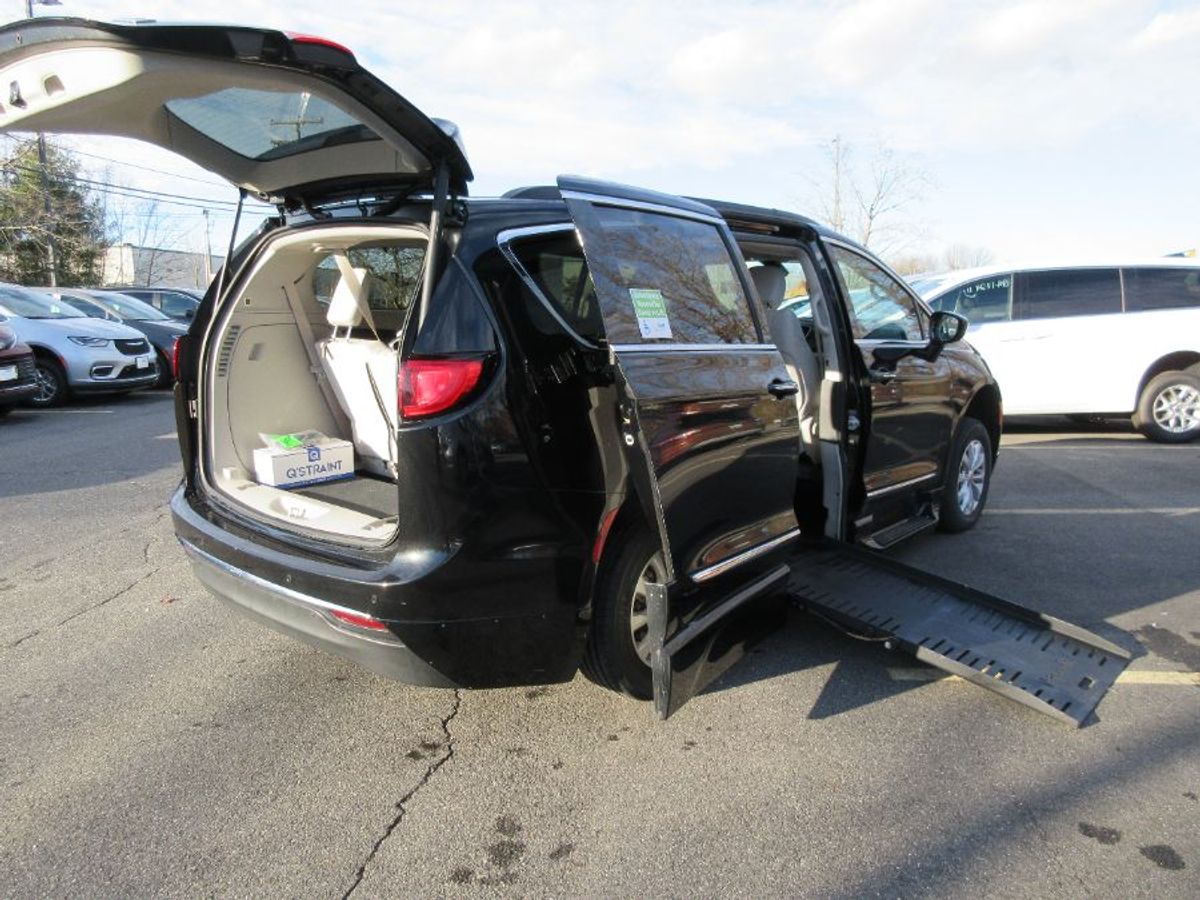 Black Chrysler Pacifica image number 16