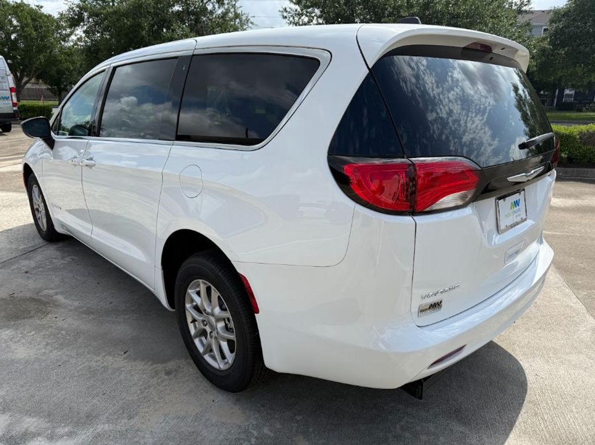 2024 CHRYSLER VOYAGER - Image 5