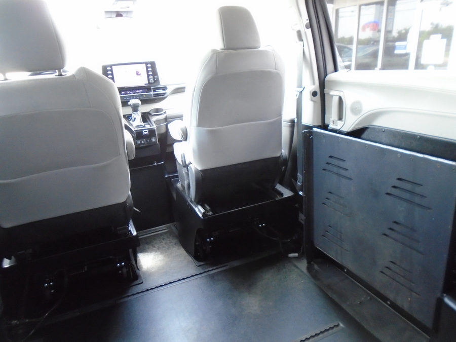 Grey Toyota Sienna image number 14