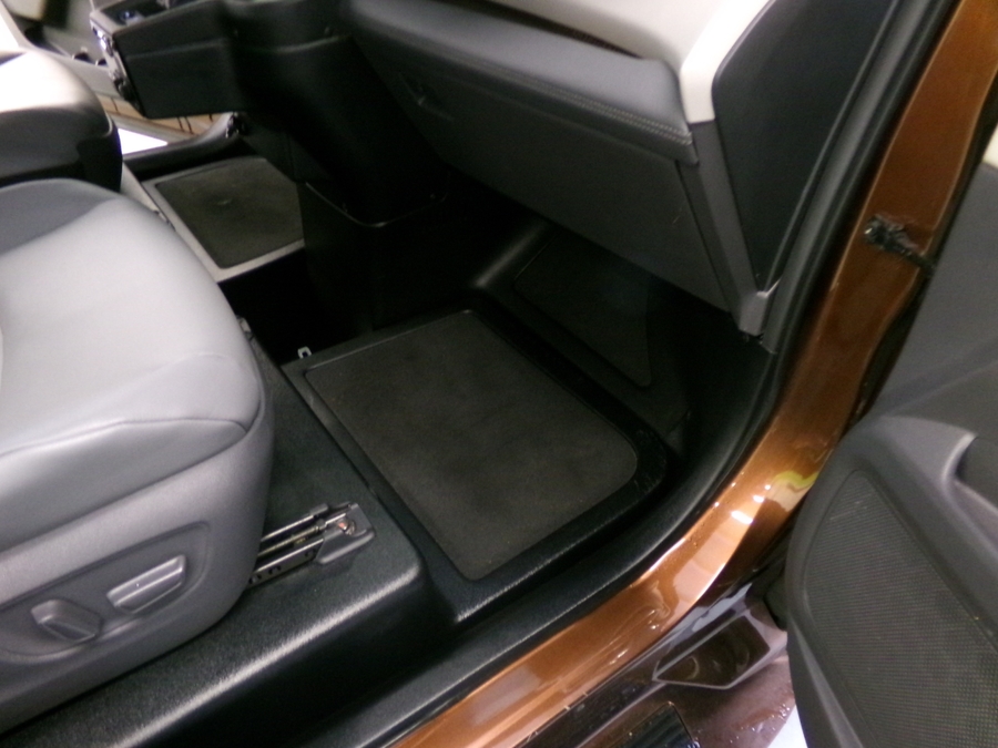 Orange Toyota Sienna image number 7