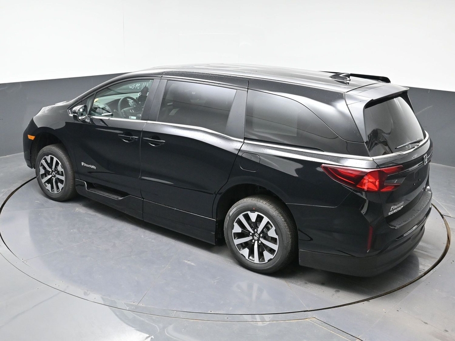 Black Honda Odyssey image number 15