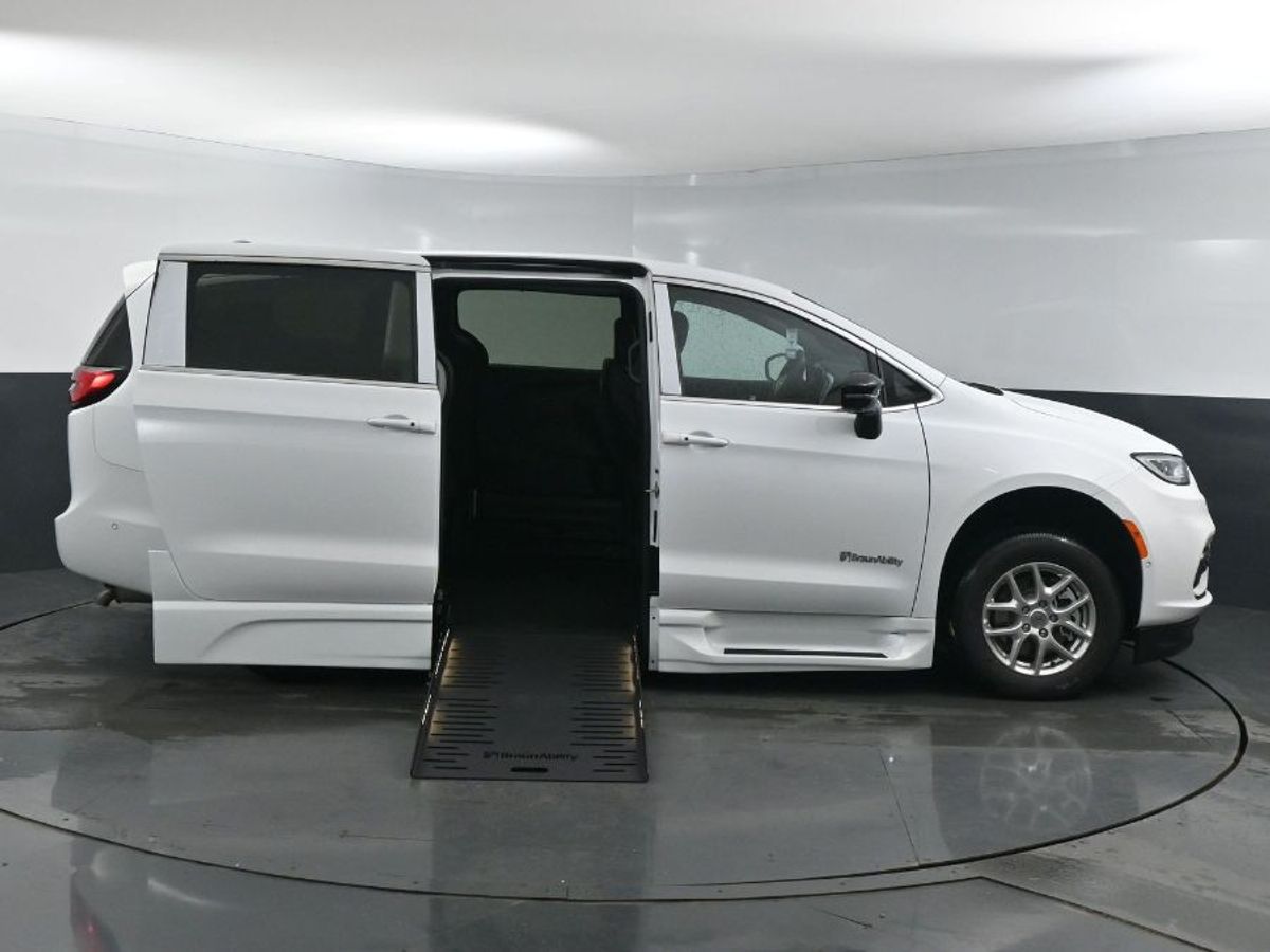 2025 Chrysler Pacifica Select's photo