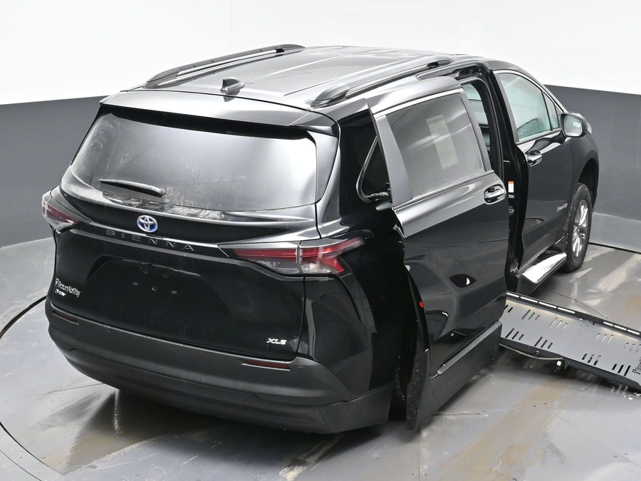 Black Toyota Sienna image number 25