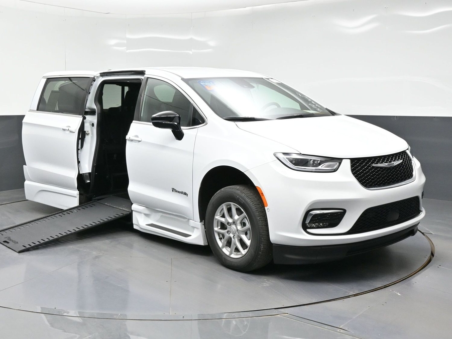 2026 Chrysler Pacifica's photo