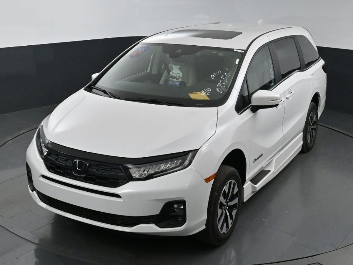White Honda Odyssey image number 22