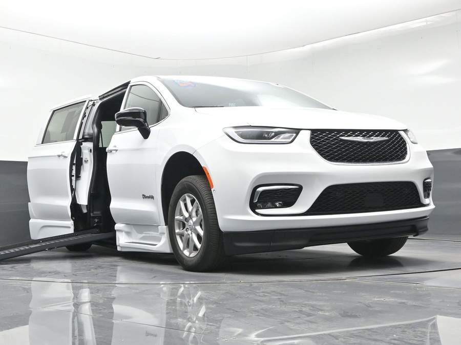 White Chrysler Pacifica image number 16