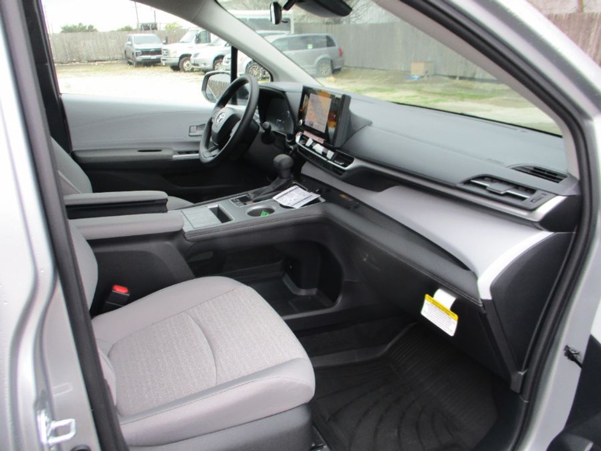 2025 TOYOTA SIENNA - Image 12