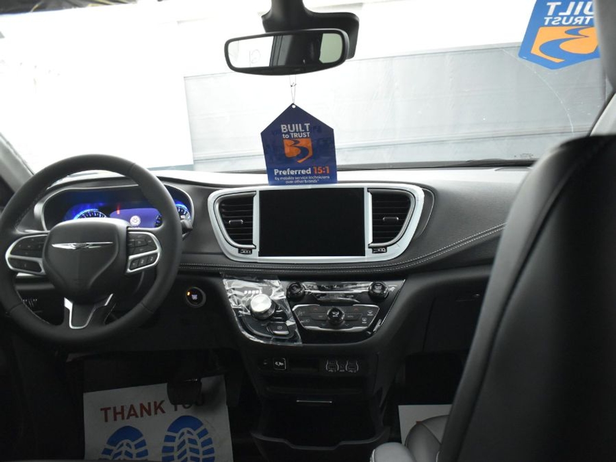 Black Chrysler Pacifica image number 12