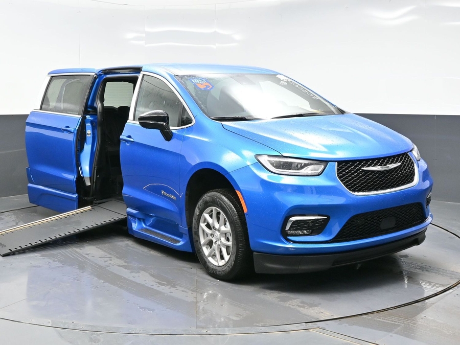 New 2026 Chrysler Pacifica Select Safety - BraunAbility Side Entry Entry In Floor Automatic Ramp