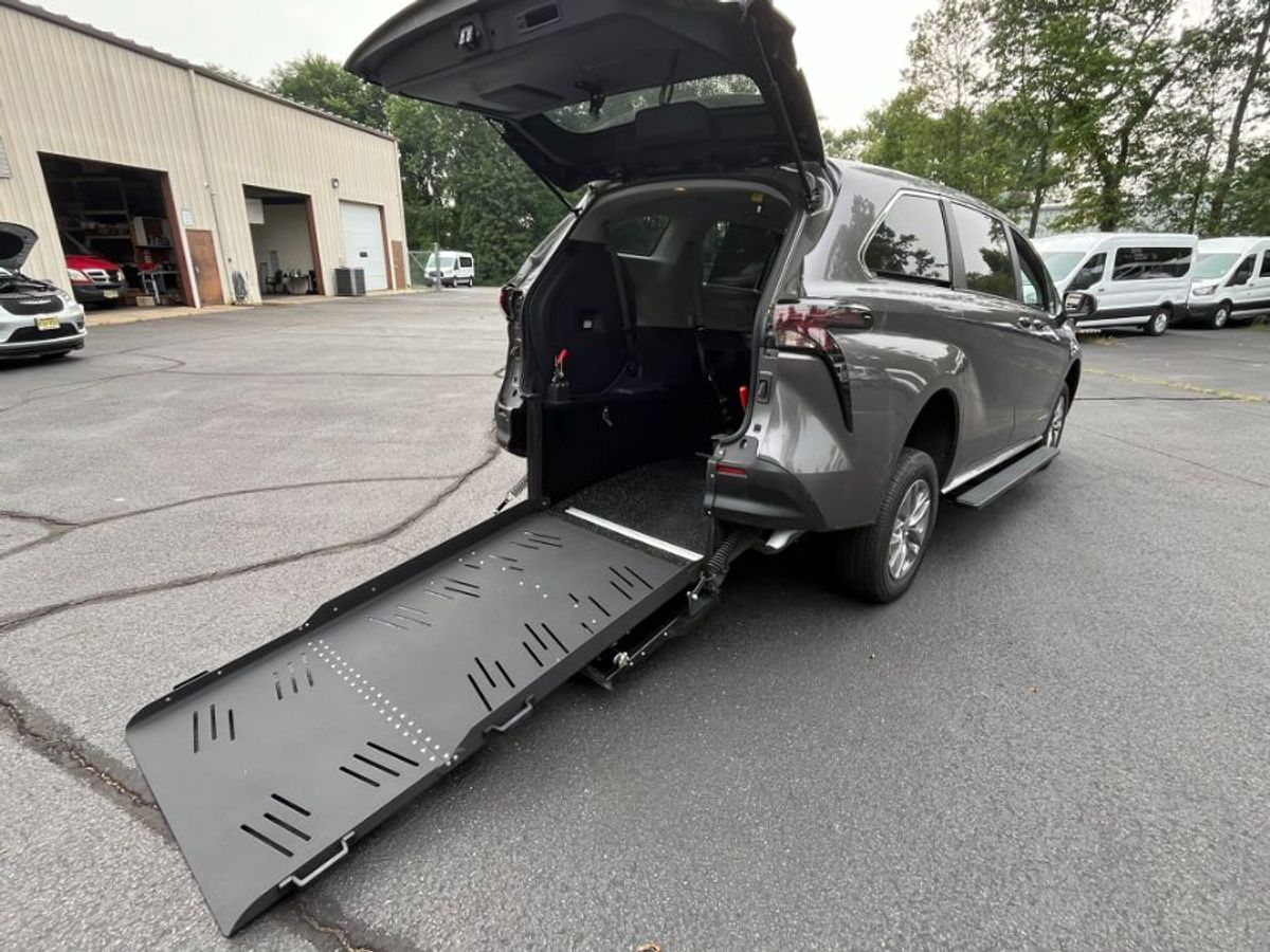 Grey Toyota Sienna image number 13