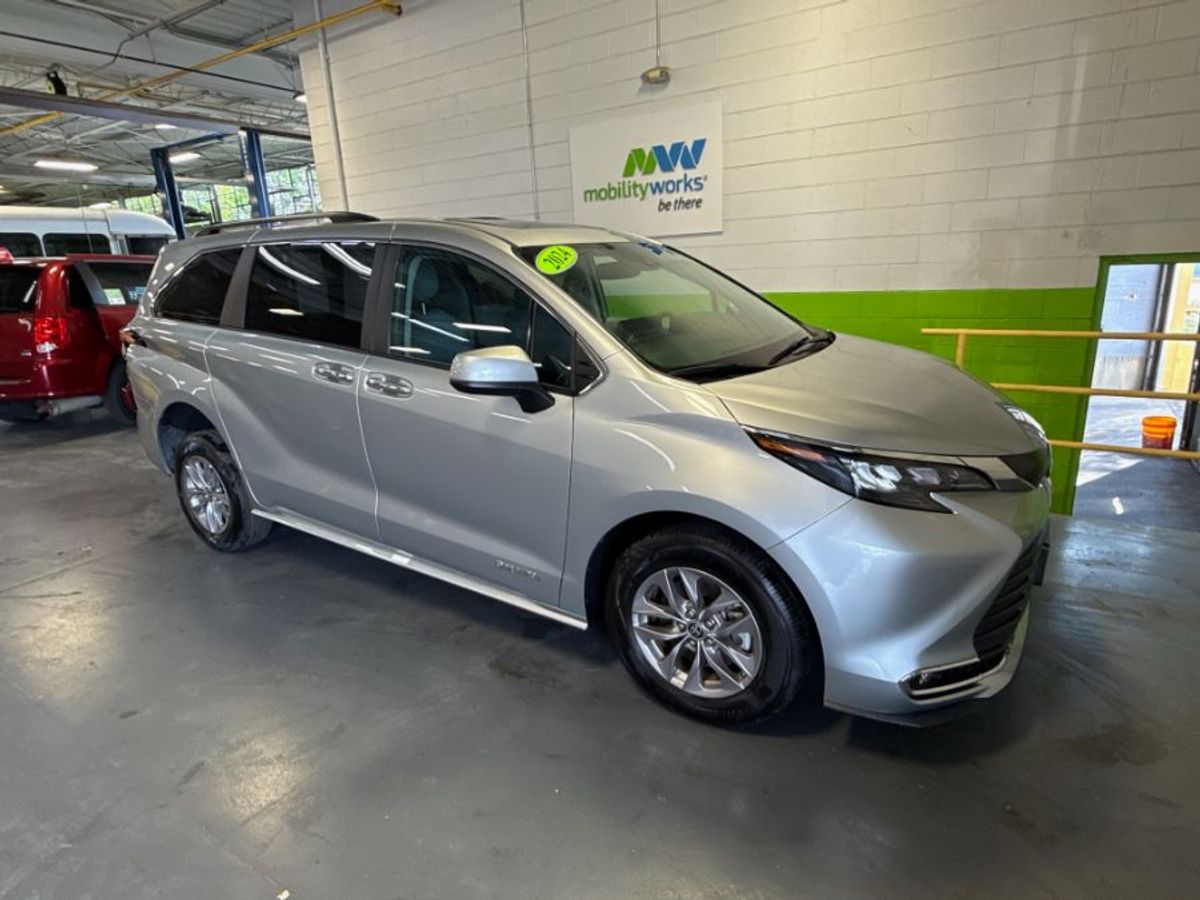 Silver Toyota Sienna image number 1