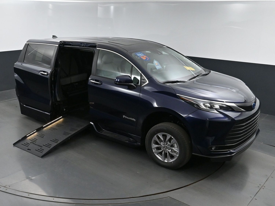 New 2025 Toyota Sienna Hybrid XLE Base - BraunAbility Side Entry Entry Fold Out Automatic Ramp