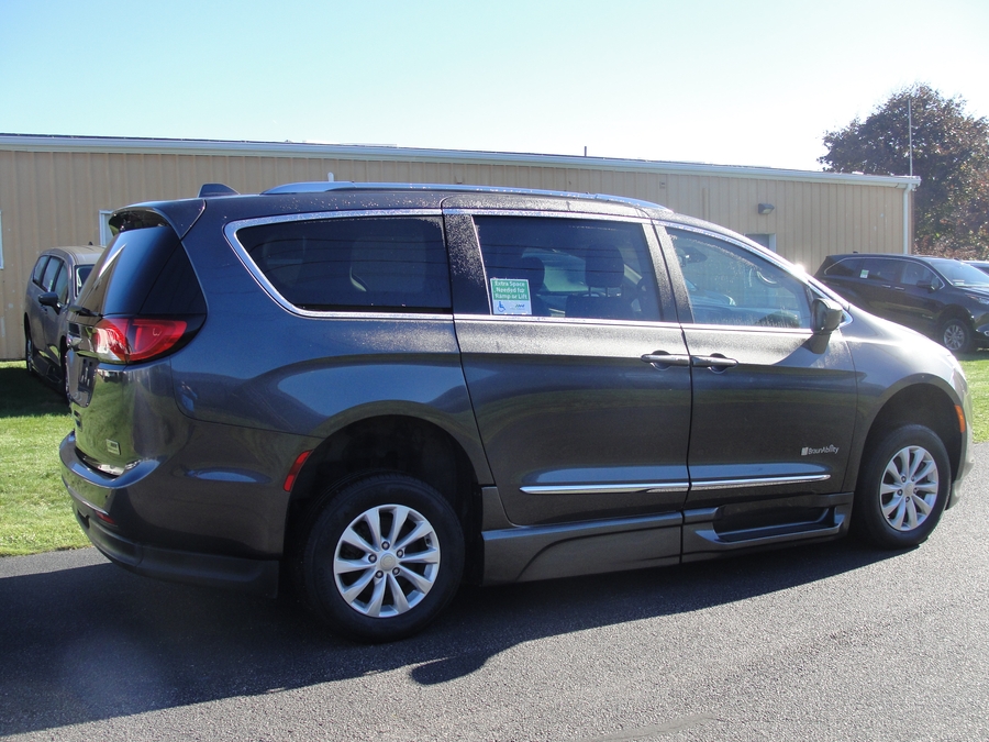 Grey Chrysler Pacifica image number 3