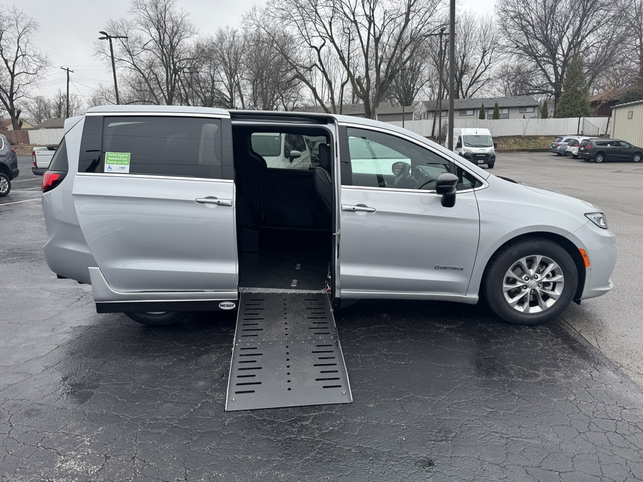 Silver Chrysler Pacifica image number 3