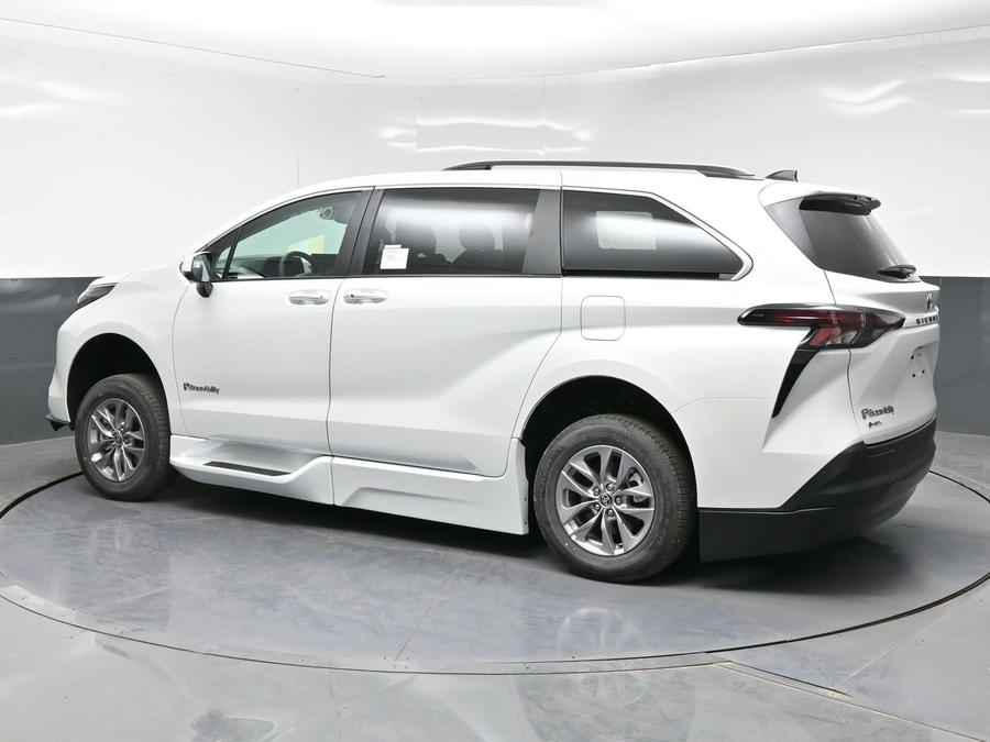 New 2026 Toyota Sienna Hybrid XLE Add - BraunAbility Side Entry Entry In Floor Automatic Ramp