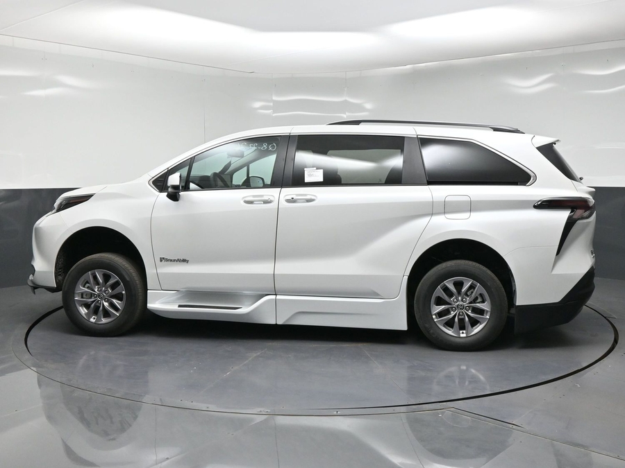 2026 Toyota Sienna XLE - Photo 22