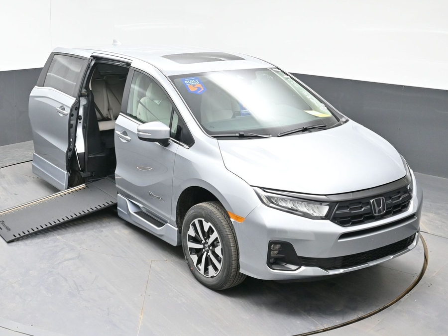 Silver Honda Odyssey image number 17