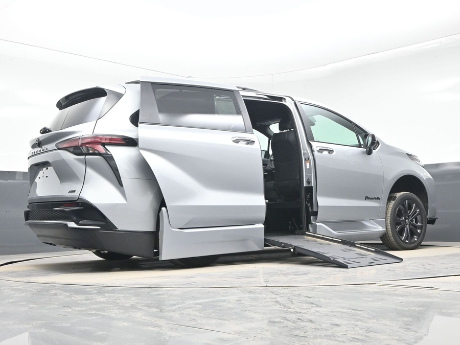 Silver Toyota Sienna image number 21