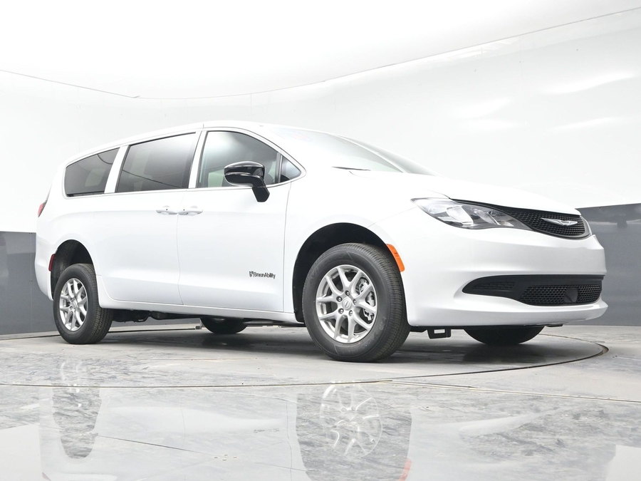 White Chrysler Voyager image number 22