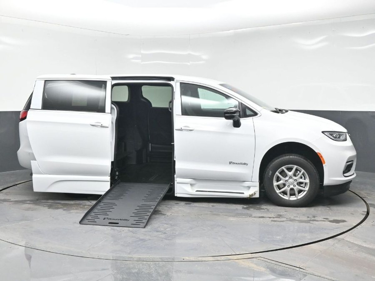 White Chrysler Pacifica image number 7