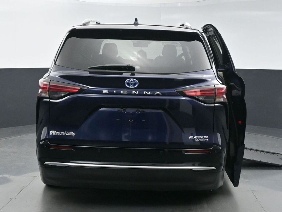Blue Toyota Sienna image number 5