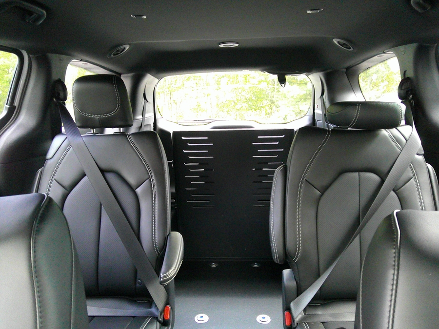 White Chrysler Voyager image number 18