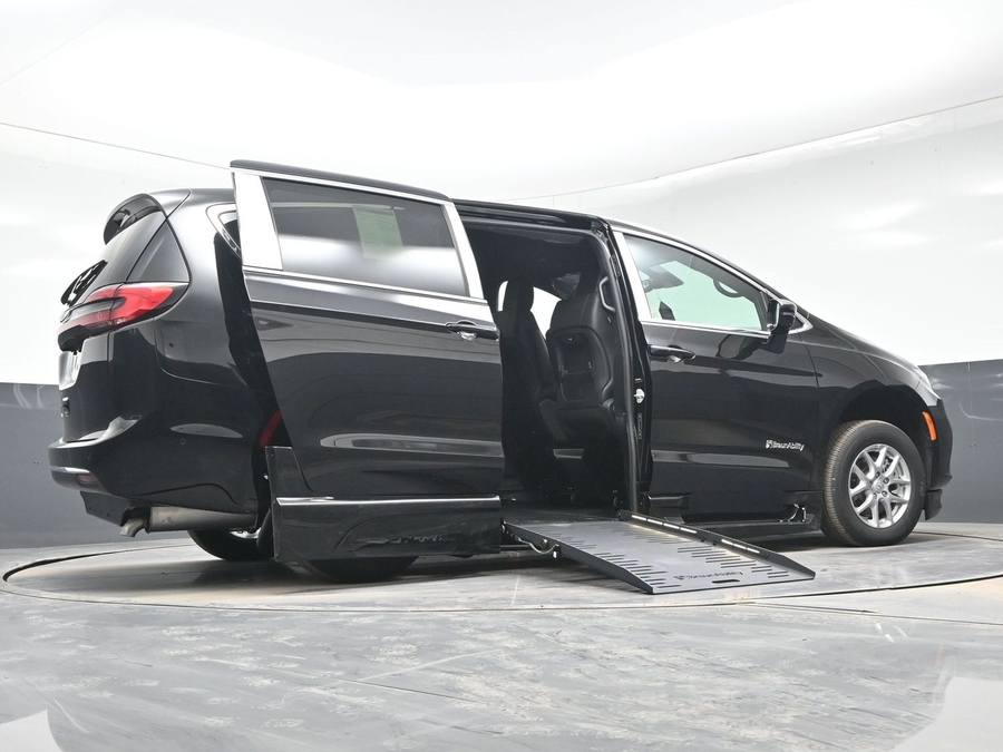 Black Chrysler Pacifica image number 21