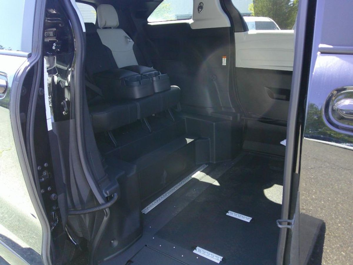 Black Toyota Sienna image number 3