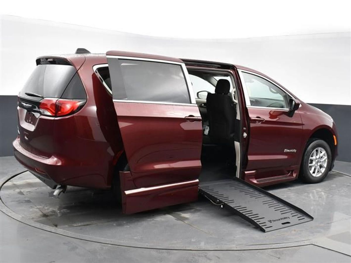 Red Chrysler Voyager image number 13