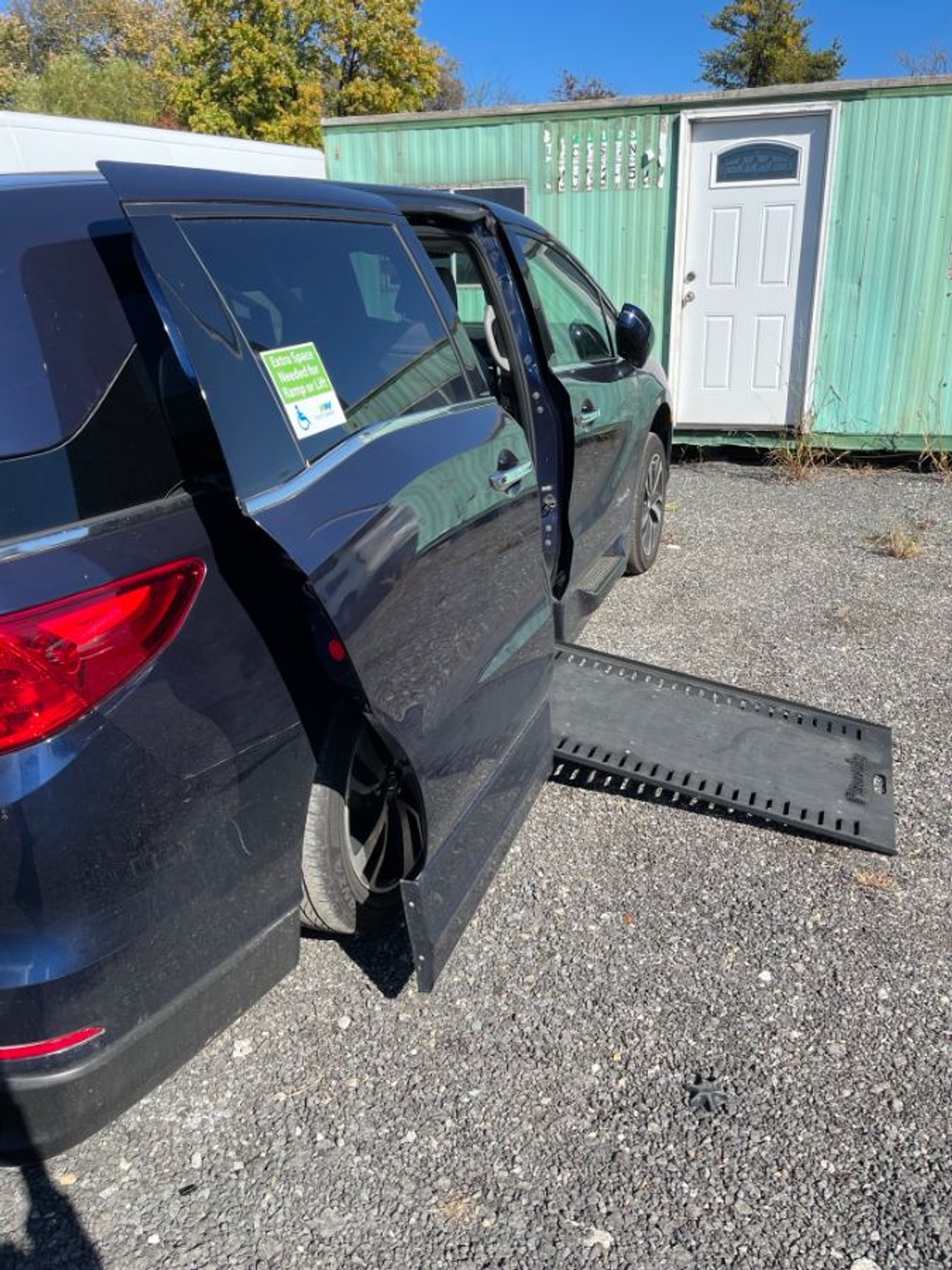 Blue Honda Odyssey image number 2