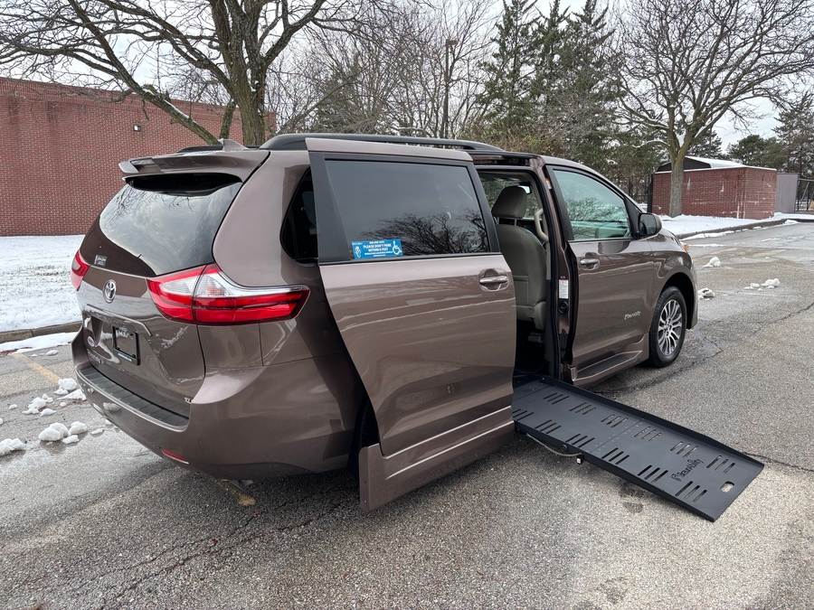 Used 2019 Toyota Sienna XLE Base - BraunAbility Side Entry Entry Fold Out Automatic Ramp