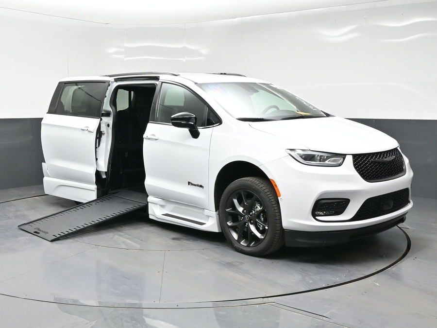 White Chrysler Pacifica image number 5