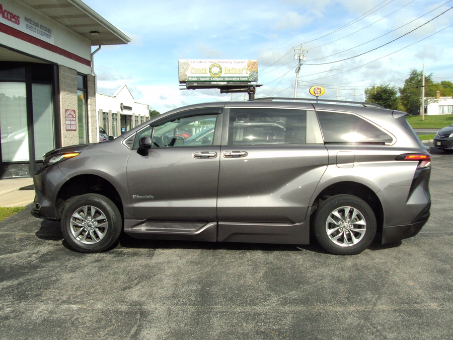 Used 2022 Toyota Sienna Hybrid XLE - BraunAbility Side Entry Fold Out Automatic Ramp
