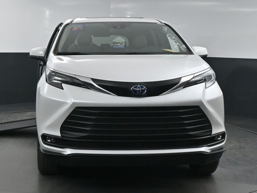New 2025 Toyota Sienna Hybrid XLE Base - BraunAbility Side Entry Entry In Floor Automatic Ramp