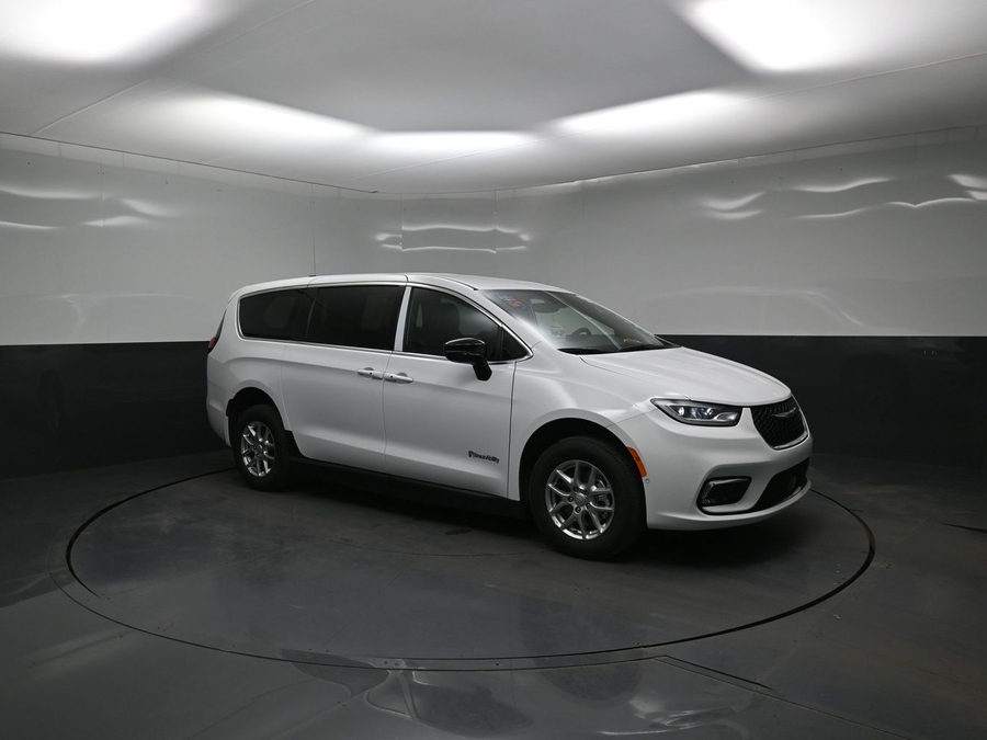 White Chrysler Pacifica image number 15