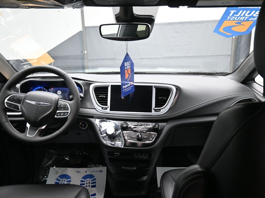 White Chrysler Pacifica image number 10