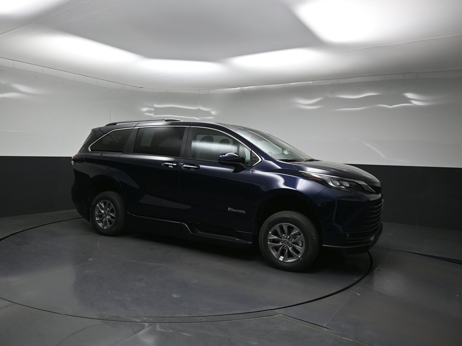 New 2026 Toyota Sienna Hybrid XLE Base - BraunAbility Side Entry Fold Out Automatic Ramp