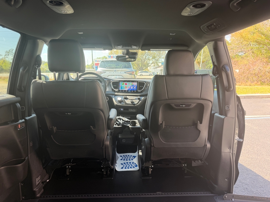 Black Chrysler Pacifica image number 12