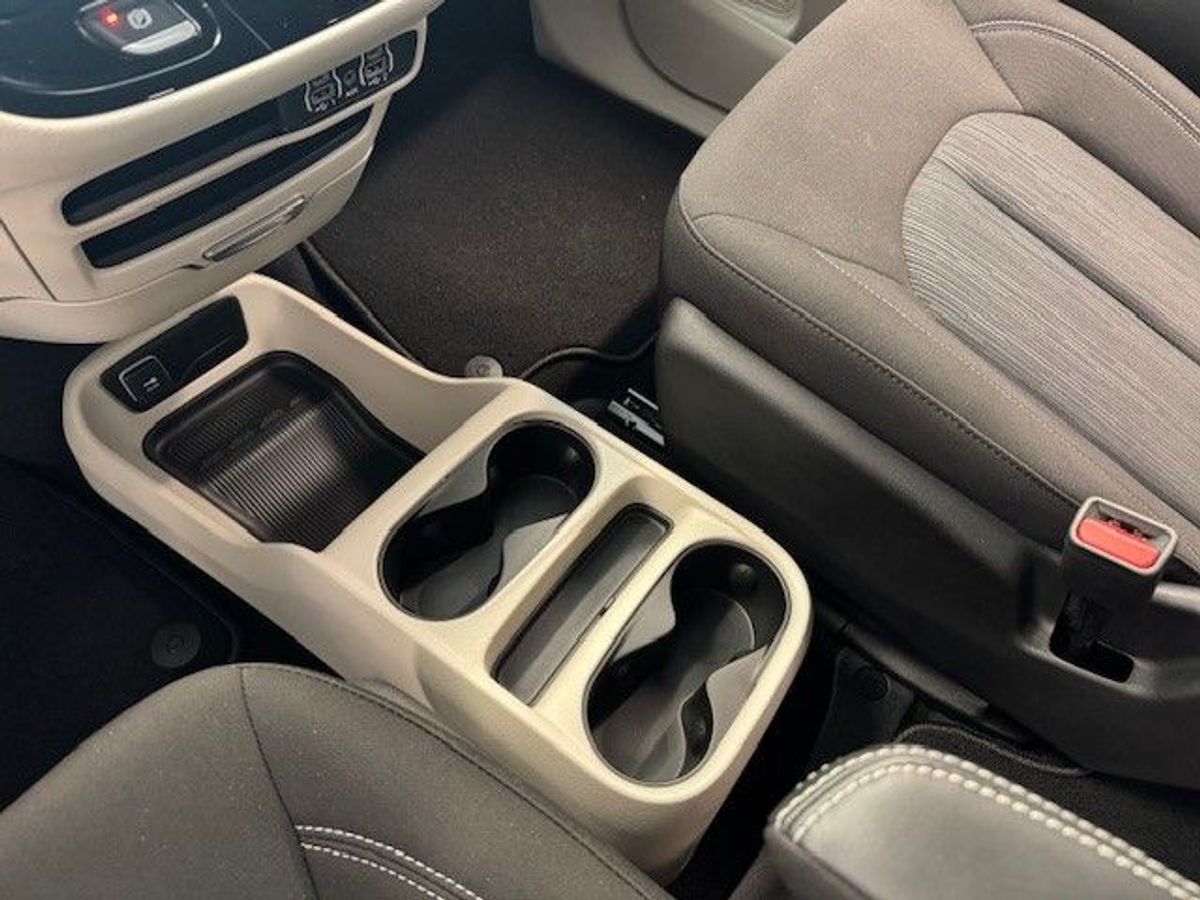 White Chrysler Voyager image number 20