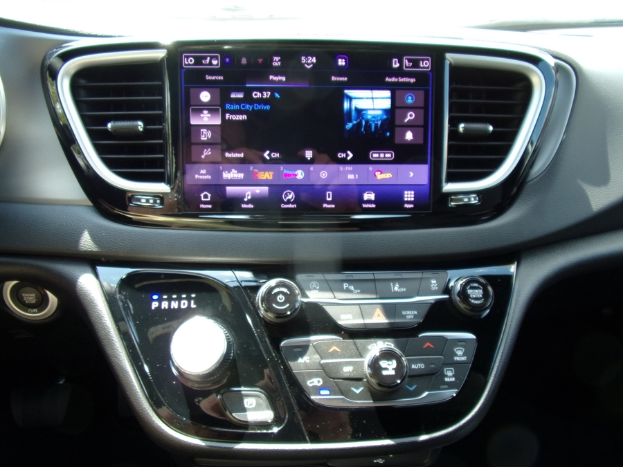 2027 Chrysler Voyager LX - Photo 15