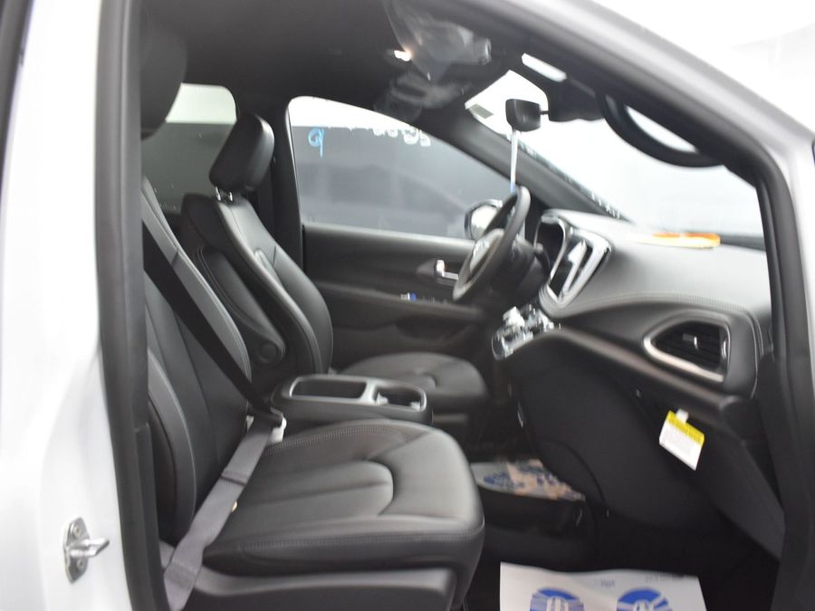 New 2025 Chrysler Pacifica Select Safety - BraunAbility Rear Entry Entry Fold Out Manual Ramp