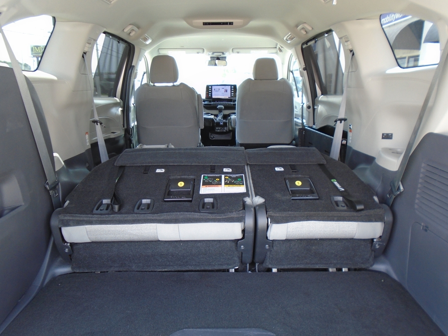 Grey Toyota Sienna image number 22